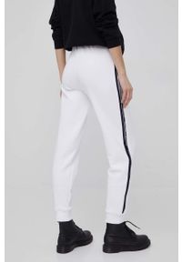 Emporio Armani spodnie damskie kolor biały joggery high waist. Stan: podwyższony. Kolor: biały
