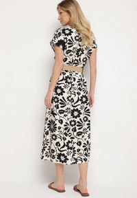 Born2be - Czarna Wiskozowa Sukienka o Rozkloszowanym Kroju z Ozdobnym Paskiem z Klamrą Zarolena. Okazja: na co dzień, na spacer, na imprezę. Typ kołnierza: dekolt w kształcie V. Kolor: czarny. Materiał: wiskoza. Sezon: lato. Typ sukienki: rozkloszowane. Styl: casual, elegancki #7