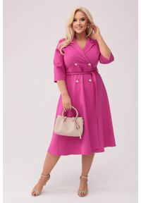 Moda Size Plus Iwanek - Elegancka amarantowa żakietowa sukienka Marietta XXL OVERSIZE WIOSNA. Okazja: na spotkanie biznesowe, na co dzień. Kolor: różowy. Materiał: tkanina, elastan, poliester, materiał. Sezon: wiosna. Typ sukienki: oversize. Styl: elegancki
