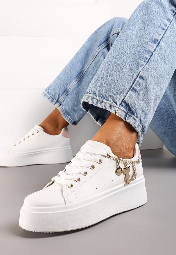 Born2be - Biało-Różowe Sneakersy na Platformie z Ozdobnym Łańcuszkiem i Sznurowaniem Raelffe. Okazja: na co dzień. Nosek buta: okrągły. Zapięcie: sznurówki. Kolor: biały. Materiał: materiał, skóra, jeans. Obcas: na platformie. Wysokość obcasa: niski