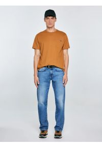 Big-Star - Koszulka męska z kieszonką brązowa Carbon 802. Okazja: na co dzień. Kolor: brązowy. Materiał: bawełna, jeans, dzianina. Wzór: aplikacja. Styl: klasyczny, casual #3