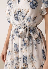 Born2be - Niebieska Romantyczna Sukienka Kopertowa z Wiązanym Paskiem i Brokatem Yael. Okazja: na co dzień, na spotkanie biznesowe, do pracy, na randkę. Kolor: niebieski. Wzór: kwiaty. Typ sukienki: kopertowe. Styl: casual, biznesowy, elegancki #6