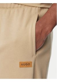 Hugo - HUGO Spodnie dresowe Nevatro 50564047 Beżowy Regular Fit. Kolor: beżowy. Materiał: bawełna #4