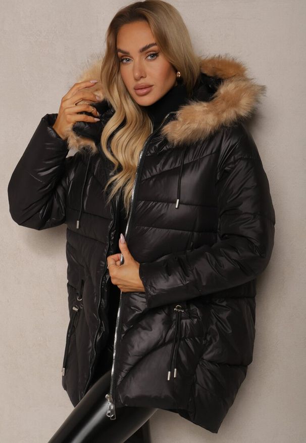 Renee - Czarna Trapezowa Kurtka z Pikowanymi Przeszyciami i Kapturem z Odpinanym Futrem Deoiala. Okazja: na co dzień. Kolor: czarny. Materiał: futro. Długość rękawa: długi rękaw. Długość: długie. Styl: casual