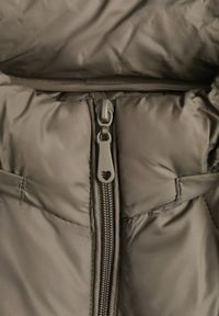 Born2be - Ciemnozielona Kurtka z Szerokim Pikowaniem i Kapturem Yasidi. Okazja: na co dzień. Kolor: zielony. Materiał: jeans. Styl: casual, elegancki #3