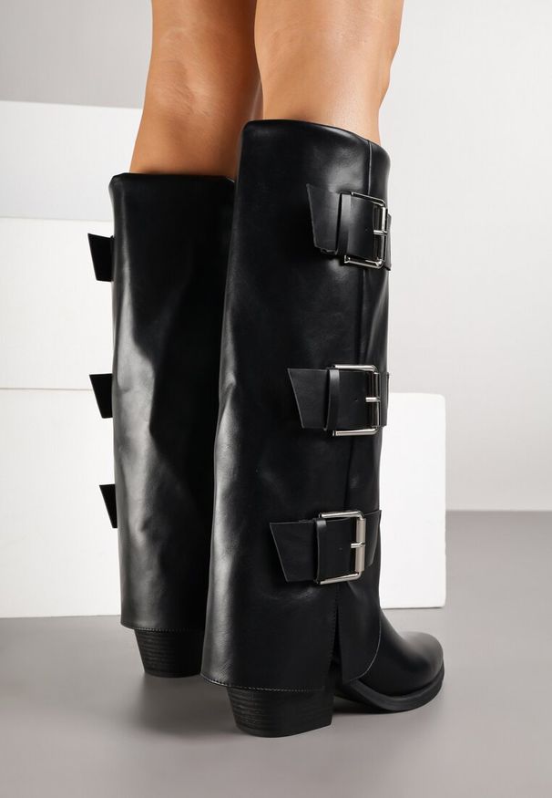 Renee - Czarne Kozaki na Słupku Kowbojki Ozdobione Metaliczną Aplikacją i Wywiniętą Cholewką Latareia. Okazja: na co dzień. Kolor: czarny. Materiał: skóra, jeans. Szerokość cholewki: normalna. Wzór: aplikacja. Obcas: na słupku. Styl: casual, elegancki