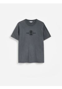 Reserved - T-shirt comfort z nadrukiem - szary. Kolor: szary. Materiał: bawełna, dzianina. Wzór: nadruk #1