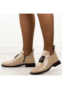 Beżowe lakierowane skórzane botki damskie Filippo Dbt4763/25. Okazja: na co dzień. Nosek buta: okrągły. Kolor: beżowy. Szerokość cholewki: normalna. Wzór: aplikacja. Materiał: lakier, skóra. Sezon: zima, jesień. Obcas: na obcasie. Styl: klasyczny, casual, elegancki. Wysokość obcasa: niski #1