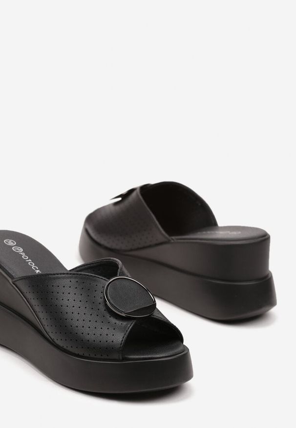 Born2be - Czarne Skórzane Klapki na Koturnie z Perforacją Drisana. Okazja: na spacer. Kolor: czarny. Materiał: skóra. Sezon: lato. Obcas: na koturnie