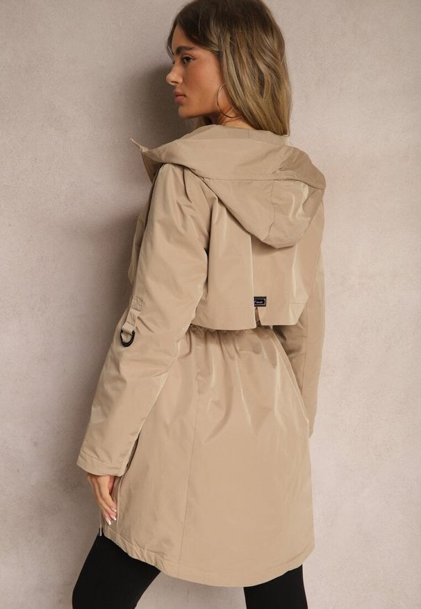 Renee - Beżowa Kurtka w Stylu Parki z Rękawami z Regulacją Kapturem i Troczkami Terilanita. Okazja: na co dzień. Kolor: beżowy. Materiał: jeans, skóra. Styl: casual, elegancki