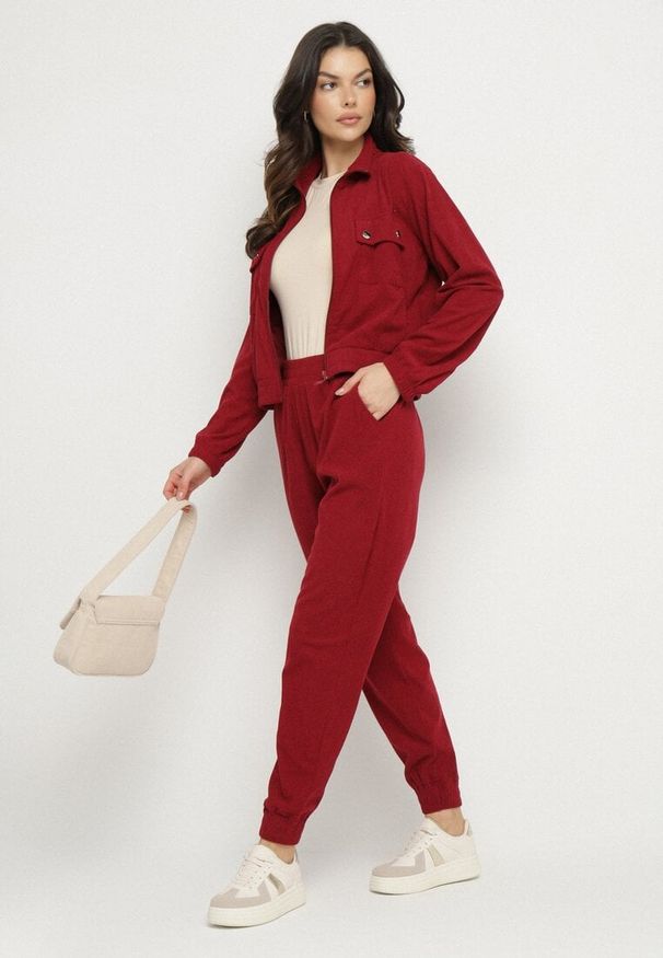 Born2be - Bordowy Komplet Dresowy z Prążkowanego Materiału Bluza z Kołnierzykiem i Spodnie z Gumką w Pasie Kerulla. Kolor: czerwony. Materiał: dresówka, materiał, prążkowany
