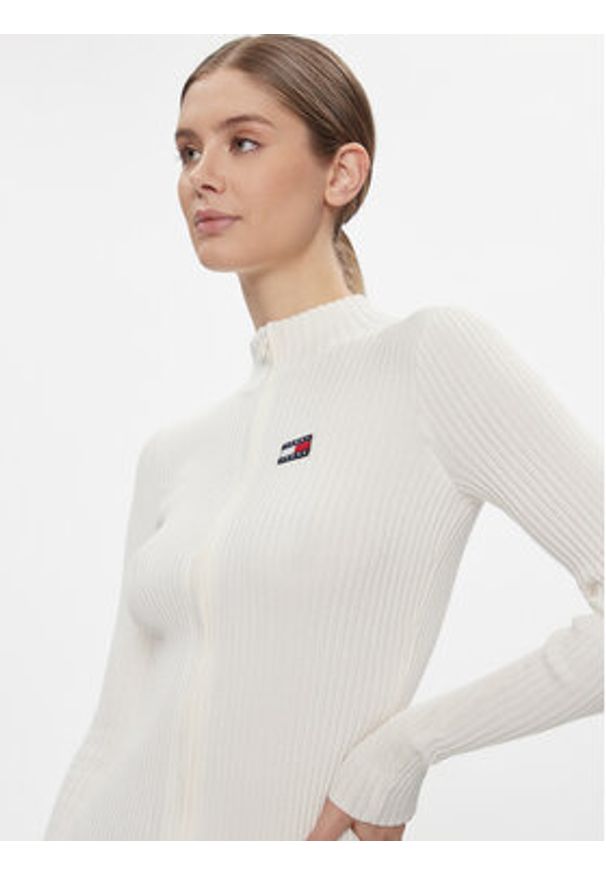 Tommy Jeans Sukienka dzianinowa Badge DW0DW17525 Biały Slim Fit. Kolor: biały. Materiał: syntetyk