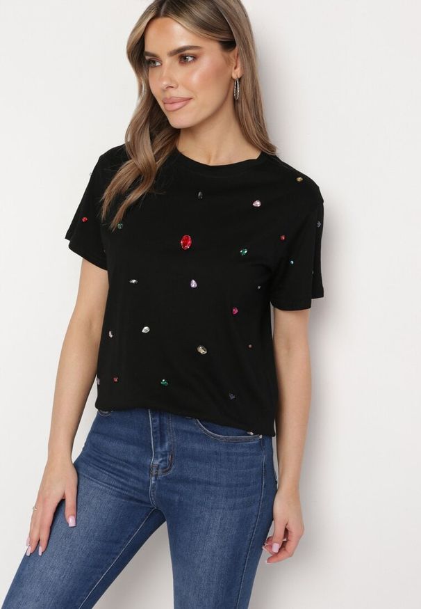 Born2be - Czarny T-shirt Ozdobiony Kolorowymi Cyrkoniami Wiadea. Okazja: na co dzień. Kolor: czarny. Wzór: aplikacja, kolorowy. Styl: klasyczny, casual