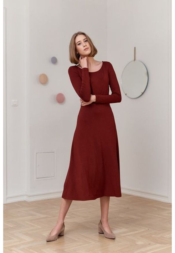 Marie Zélie - Sukienka Margarita ceglasta. Kolor: czerwony. Materiał: wiskoza, dzianina, materiał, elastan, tkanina. Długość rękawa: długi rękaw. Typ sukienki: trapezowe