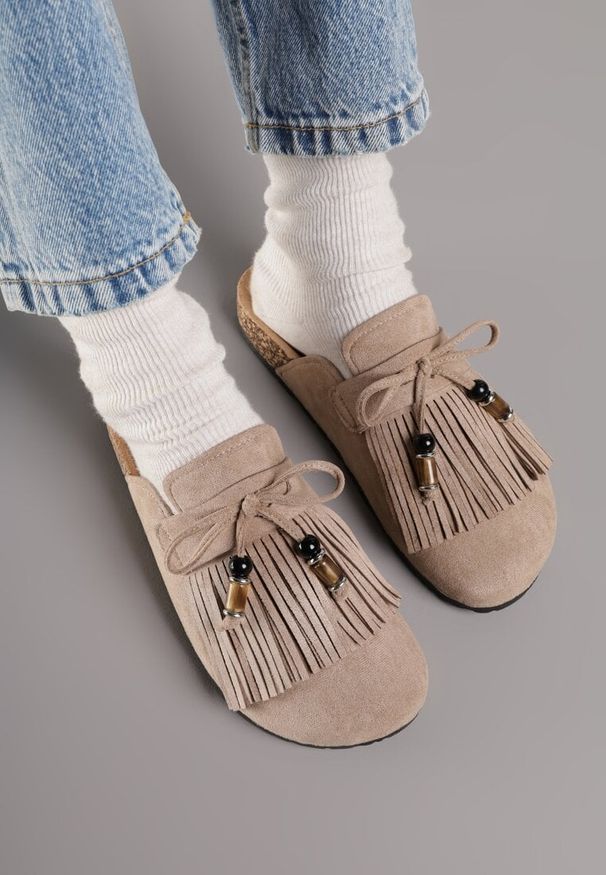 Renee - Ciemnobeżowe Boho Klapki Mule z Imitacji Zamszu z Frędzlami i Koralikami Elwedila. Okazja: na randkę, na co dzień, na plażę. Kolor: beżowy. Materiał: zamsz. Styl: boho