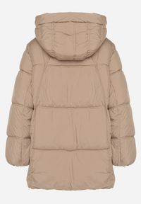 Born2be - Beżowa Pikowana Kurtka Puchowa o Kroju Oversize z Kapturem Galandia. Okazja: na co dzień, na spacer. Typ kołnierza: kaptur. Kolor: beżowy. Materiał: puch. Styl: casual, elegancki #7