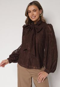 Born2be - Brązowa Koronkowa Koszula z Bufiastymi Rękawami i Kokardą przy Dekolcie Sewane. Okazja: na co dzień, do pracy, na spotkanie biznesowe. Typ kołnierza: kokarda. Kolor: brązowy. Materiał: koronka. Styl: biznesowy, casual, elegancki #5