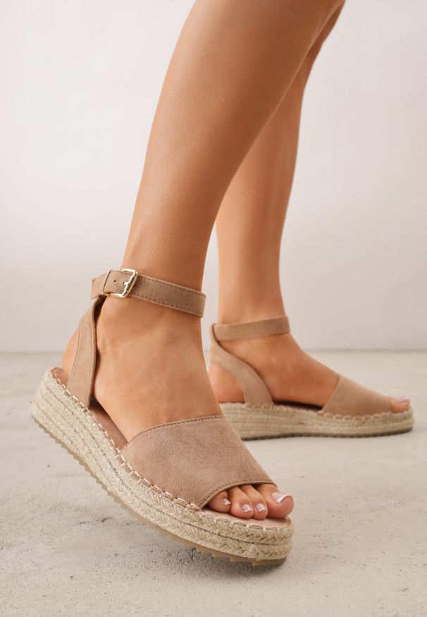 Born2be - Ciemnobeżowe Sandały VICES z Imitacji Zamszu na Niskim Koturnie z Plecionki Miralyn. Okazja: na co dzień, na imprezę. Zapięcie: pasek. Kolor: beżowy. Materiał: zamsz. Sezon: lato. Obcas: na koturnie. Styl: casual, elegancki