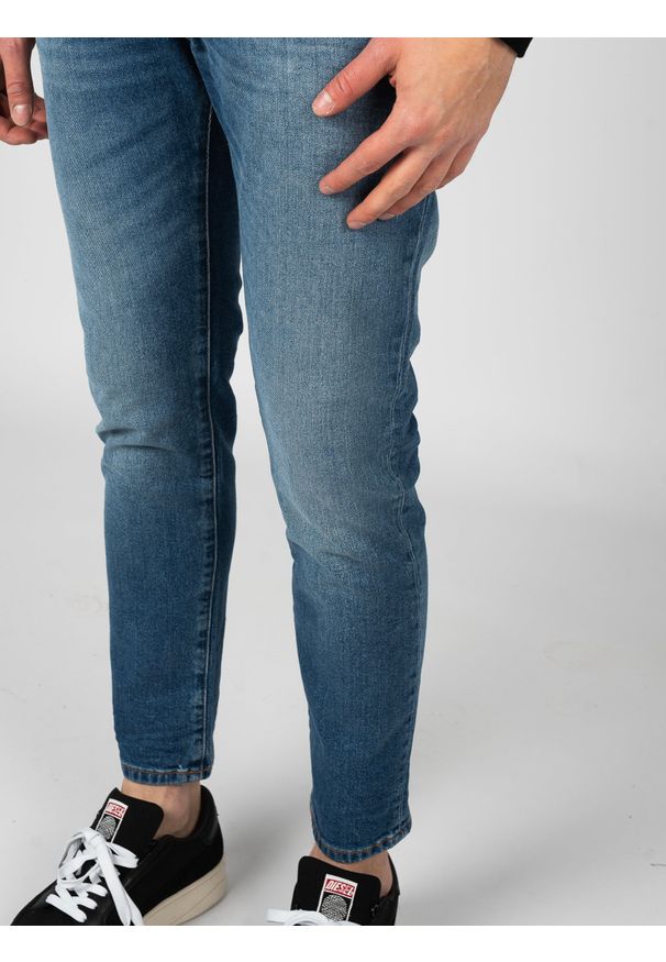 Diesel Jeansy "2019 D-Strukt" | A03562-0ENAT | Mężczyzna | Niebieski. Okazja: na co dzień, na spotkanie biznesowe, na spacer. Kolor: niebieski. Długość: długie. Styl: biznesowy, casual, elegancki