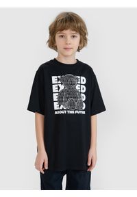 4f - T-shirt oversize z nadrukiem chłopięcy - czarny. Okazja: na co dzień. Kolor: czarny. Materiał: bawełna, jersey, dzianina. Długość rękawa: krótki rękaw. Długość: krótkie. Wzór: nadruk. Styl: sportowy, casual, klasyczny