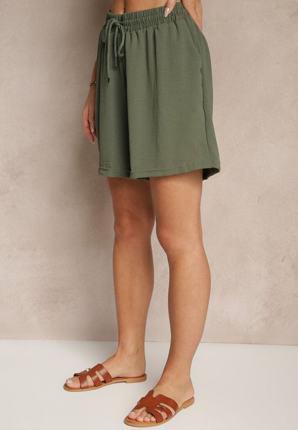 Renee - Ciemnozielone Szorty z Wiskozą High Waist Puvione. Okazja: na co dzień. Stan: podwyższony. Kolor: zielony. Materiał: wiskoza. Styl: casual