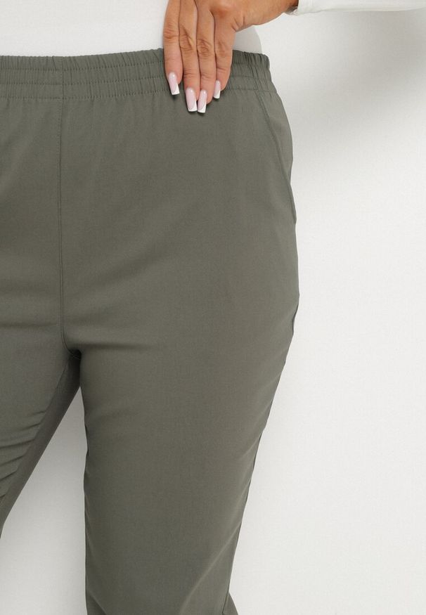 Born2be - Ciemnozielone Spodnie z Wiskozą z Gumką w Talii i Aplikacjami przy Nogawkach Stellorie. Okazja: na co dzień. Kolekcja: plus size. Kolor: zielony. Materiał: wiskoza. Wzór: aplikacja. Styl: casual, elegancki