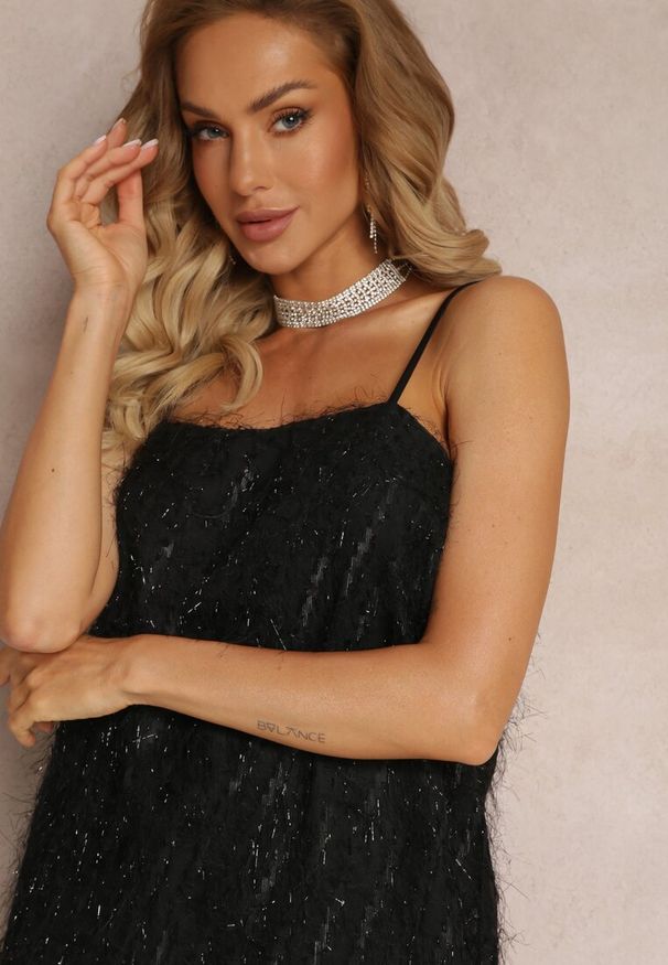 Renee - Czarna Koktajlowa Sukienka Mini z Cienkimi Piórkami Clotile. Kolor: czarny. Długość rękawa: na ramiączkach. Wzór: aplikacja. Styl: wizytowy. Długość: mini