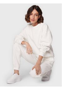 Gina Tricot Spodnie dresowe Basic 87590 Biały Regular Fit. Kolor: biały. Materiał: bawełna, dresówka, syntetyk