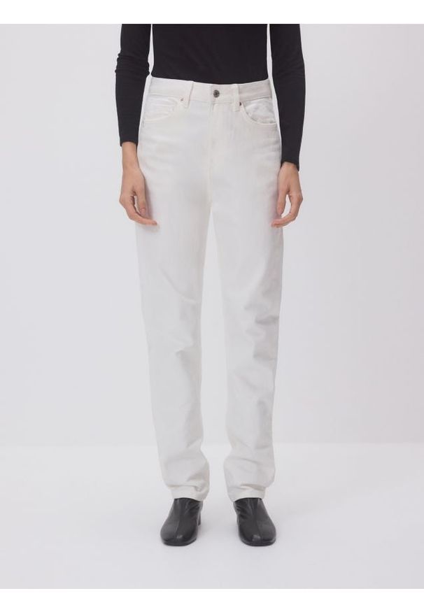 Reserved - Jeansy mom fit z dłuższą nogawką - złamana biel. Długość: długie