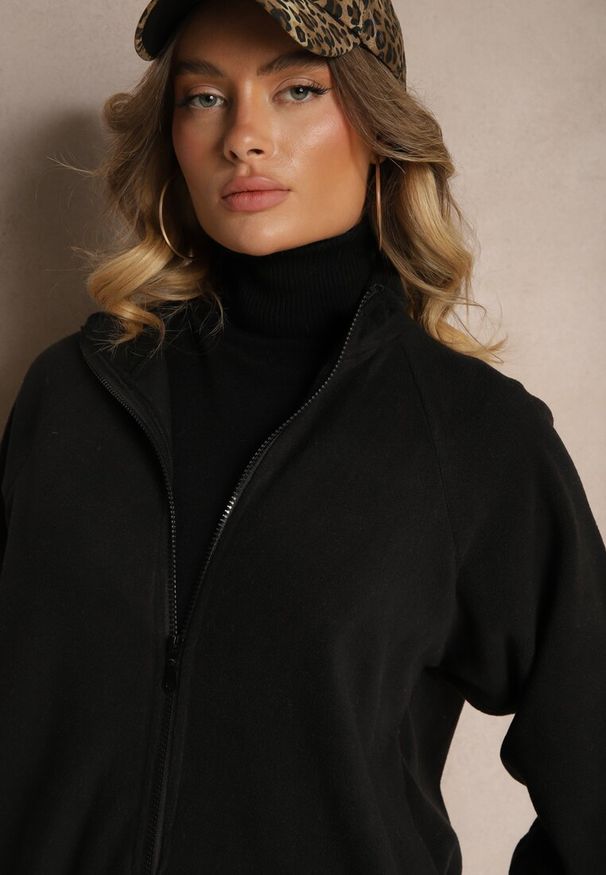 Renee - Czarna Bluza z Zapięciem na Suwak Kieszeniami i Stójką Esandria. Okazja: na co dzień. Typ kołnierza: kołnierzyk stójkowy. Kolor: czarny. Materiał: jeans. Styl: casual, klasyczny