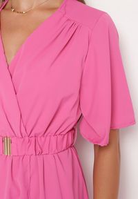 Born2be - Różowa Sukienka z Kopertowym Dekoltem z Gumką w Pasie i Paskiem z Metalową Klamerką Teseri. Typ kołnierza: dekolt kopertowy. Kolor: różowy. Wzór: aplikacja. Typ sukienki: kopertowe #5