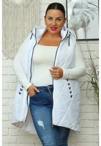 Laura - Bezrękawnik pikowany z kapturem i aplikacją MIKI biały. Okazja: na co dzień. Typ kołnierza: kaptur. Kolekcja: plus size. Kolor: biały. Materiał: materiał, tkanina, poliester. Długość rękawa: bez rękawów. Wzór: aplikacja. Sezon: zima, jesień. Styl: casual #1