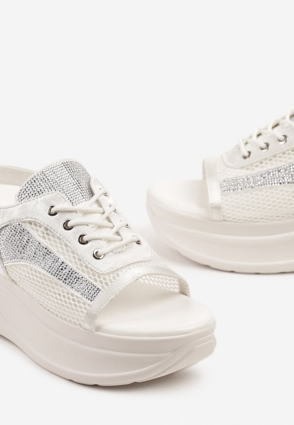Renee - Białe Sandały na Platformie w Stylu Sneakersów Peep Toe Sorezia. Okazja: na co dzień. Nosek buta: otwarty. Kolor: biały. Materiał: jeans. Obcas: na platformie. Styl: klasyczny, elegancki, casual