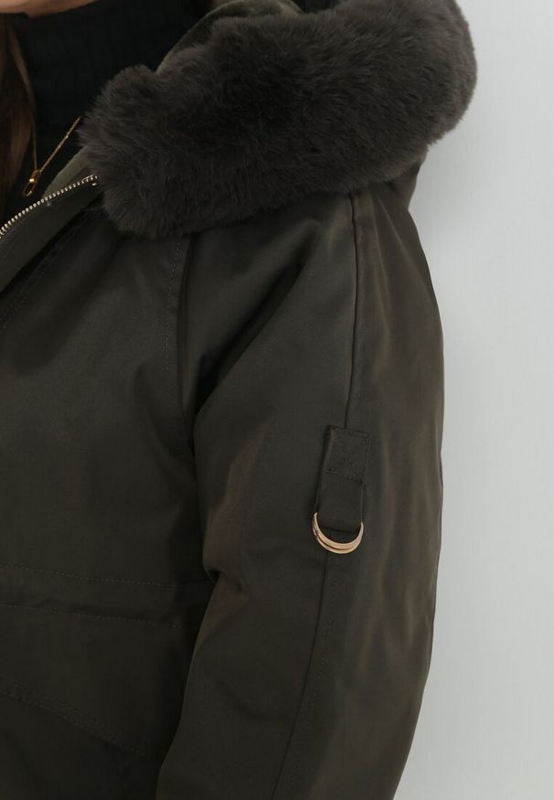 Born2be - Ciemnozielona Kurtka Nylonowa Parka z Odpinanym Futerkiem Beaten. Kolor: zielony. Materiał: nylon, futro. Wzór: aplikacja, paski