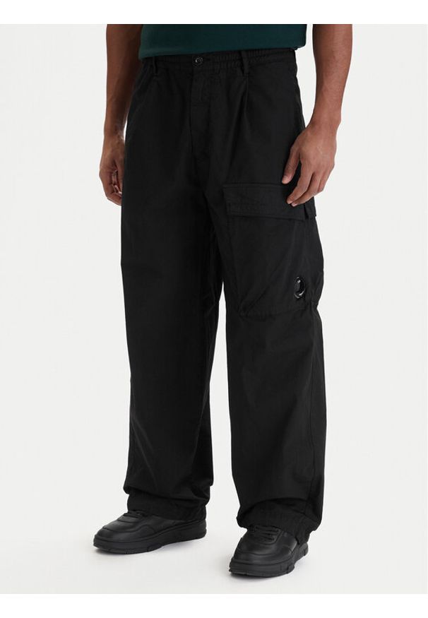 C.P. Company Spodnie materiałowe 20CMPA126A110325G Czarny Boxy Fit. Kolor: czarny. Materiał: bawełna