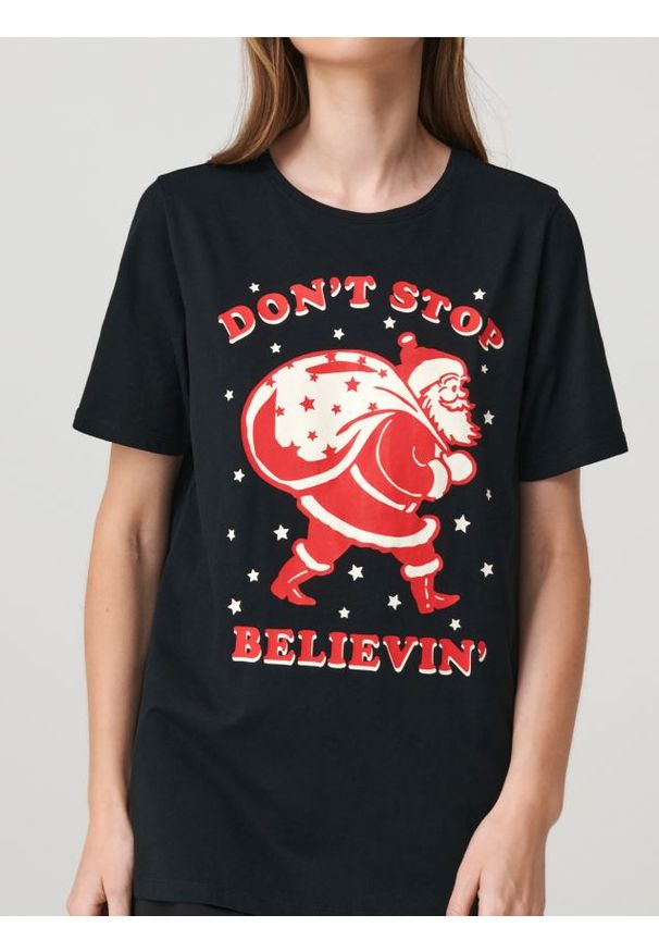 Sinsay - Bawełniana koszulka z nadrukiem świątecznym - czarny. Kolor: czarny. Materiał: bawełna. Wzór: nadruk. Styl: wizytowy