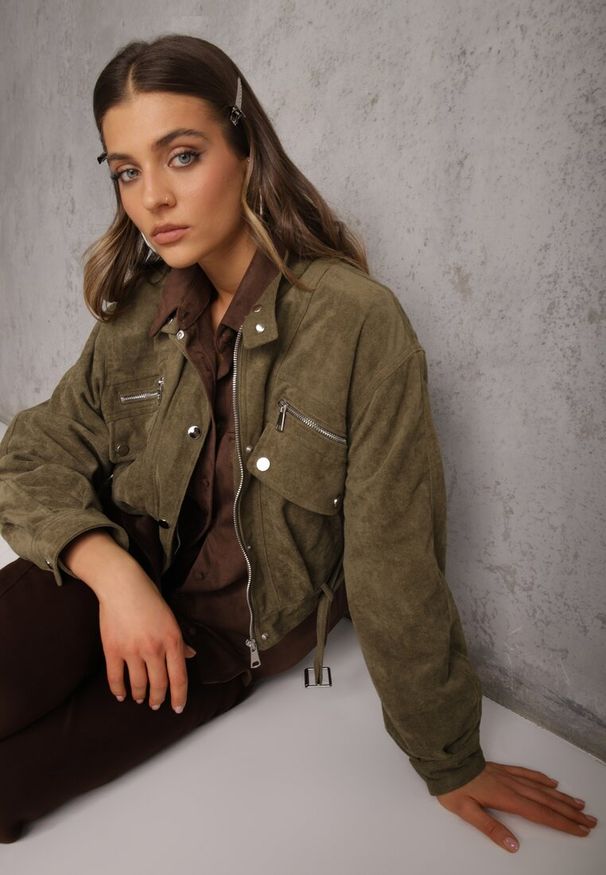 Renee - Zielona Kurtka Utility Cropped z Imitacji Zamszu z Suwakami i Paskiem w Talii Gleania. Kolor: beżowy. Materiał: zamsz. Wzór: aplikacja. Styl: rockowy