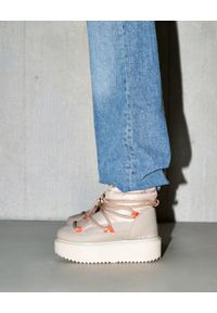 Inuikii - INUIKII TECHNICAL PLATFORM Śniegowce damskie. Okazja: na co dzień. Wysokość cholewki: przed kolano. Kolor: beżowy. Materiał: materiał, wełna. Szerokość cholewki: normalna. Sezon: zima. Obcas: na platformie. Styl: elegancki, casual #4