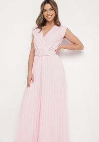 Born2be - Różowy Kombinezon o Kopertowym Kroju z Plisami i Paskiem w Talii Salivania. Okazja: na co dzień. Kolor: różowy. Styl: casual, elegancki