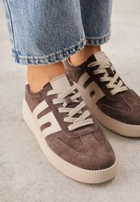 Renee - Brązowe Sneakersy Skórzane w Stylu Tenisówek z Geometrycznym Wzorem Eshiryla. Okazja: na co dzień. Kolor: brązowy. Materiał: skóra. Wzór: geometria #6