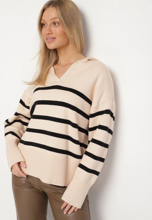 Born2be - Czarno-Beżowy Sweter Ozdobiony Paskami i Kołnierzykiem Arsena. Okazja: do pracy, na co dzień, na spotkanie biznesowe. Typ kołnierza: dekolt w serek. Kolor: czarny. Materiał: jeans. Wzór: aplikacja. Styl: casual, biznesowy