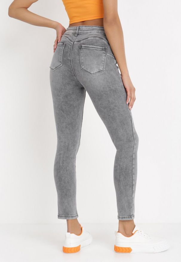 Born2be - Ciemnoszare Jeansy Skinny Althiore. Kolor: szary. Wzór: aplikacja. Styl: elegancki