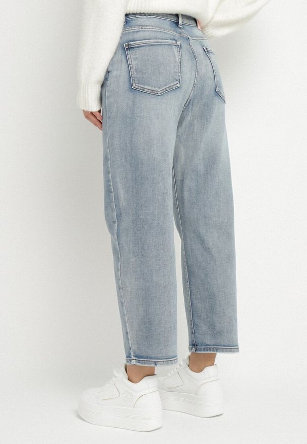 Born2be - Niebieskie Jeansy o Kroju Mom Fit z Wysokim Stanem Borselia. Okazja: na co dzień. Stan: podwyższony. Kolor: niebieski. Styl: elegancki, casual