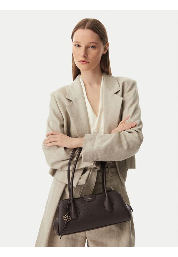 Calvin Klein Torebka Emblem Trio Pebble LV04F3743G Brązowy. Kolor: brązowy. Materiał: skórzane