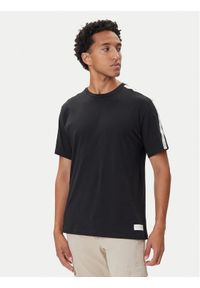 TOMMY HILFIGER - Tommy Hilfiger T-Shirt Logo UM0UM03005 Czarny Regular Fit. Kolor: czarny. Materiał: bawełna