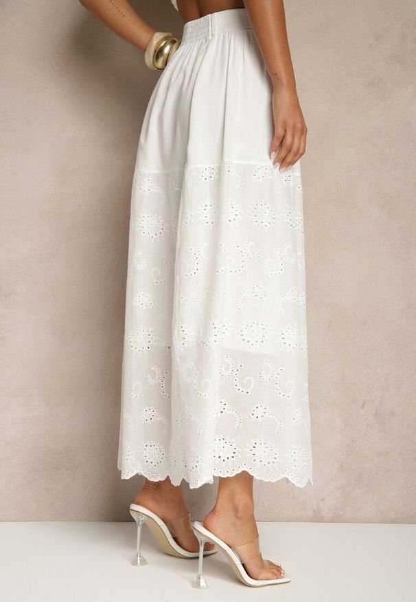 Renee - Biała Ażurowa Rozkloszowana Spódnica z Bawełny Kolittra. Okazja: na imprezę, na co dzień, na spacer. Kolor: biały. Materiał: bawełna. Wzór: ażurowy. Sezon: lato. Styl: wizytowy, casual, elegancki