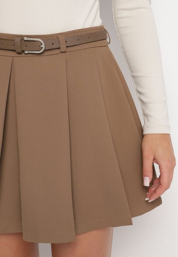 Born2be - Brązowa Spódnica Rozkloszowana z Paskiem i Podszewką Imitującą Szorty Rasllia. Okazja: na co dzień. Kolor: brązowy. Styl: klasyczny, casual, elegancki