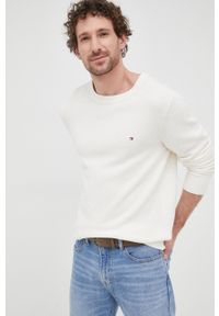TOMMY HILFIGER - Tommy Hilfiger sweter bawełniany męski kolor beżowy lekki. Okazja: na co dzień. Kolor: beżowy. Materiał: bawełna. Wzór: aplikacja. Styl: casual