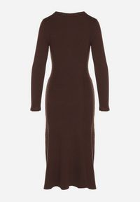 Born2be - Brązowa Dopasowana Sukienka z Prążkowanej Dzianiny z Wiskozą z Aplikacjami Tusmana. Kolor: brązowy. Materiał: prążkowany, wiskoza, dzianina. Wzór: aplikacja. Styl: elegancki #5