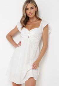 Born2be - Biała Bawełniana Mini Sukienka z Wycięciem przy Dekolcie Miauri. Kolor: biały. Materiał: bawełna. Długość rękawa: krótki rękaw. Długość: mini